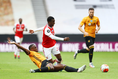 Hàng thủ lỏng lẻo sẽ khiến Arsenal (trên) mất điểm trước Wolves