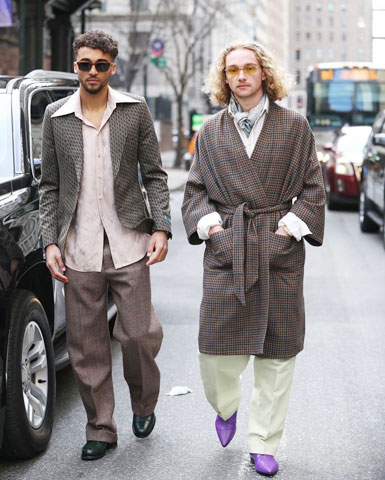 Calvert-Lewin (trái) và Davies trình diễn thời trang trên phố