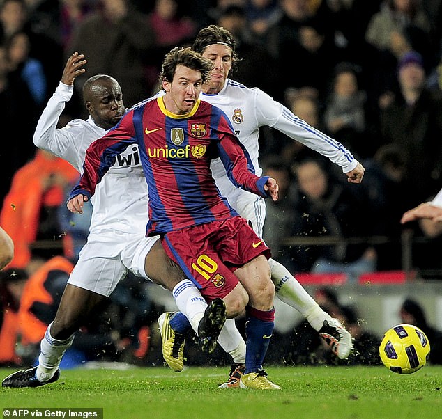 Messi trong tình huống bị Ramos và Diarra phối hợp truy cản