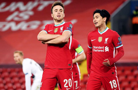 Jota (trái) nhanh chóng hòa nhập khi ghi 9 bàn cho Liverpool