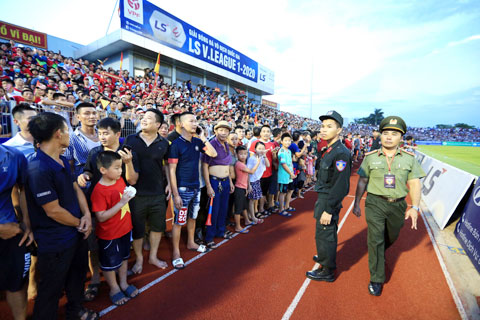 NHM tràn xuống sân trong trận HL Hà Tĩnh - Hà Nội FC tại V.League 2020 - Ảnh: Minh Tuấn