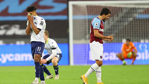 VAR lại gây bão với tình huống từ chối bàn thắng của Aston Villa