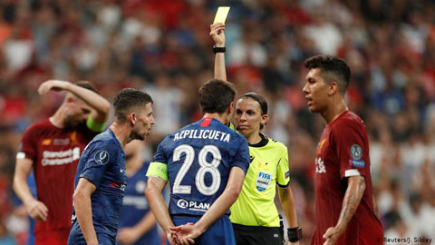 Frappart từng cầm còi trận Siêu Cúp châu Âu 2019 giữa Chelsea và Liverpool