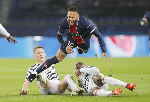 Neymar (trên) và đồng đội nhiều khả năng sẽ vấp ngã trên sân của M.U