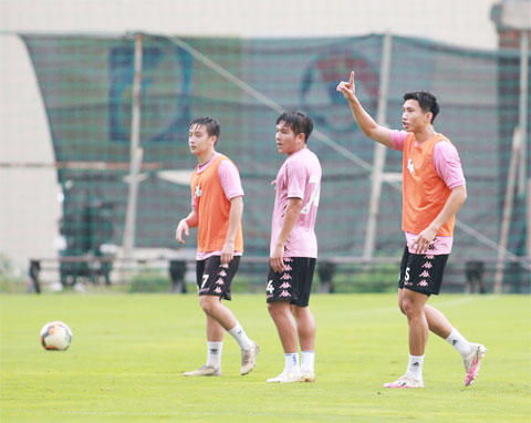 Văn Hậu (bìa phải) nỗ lực tập luyện trong màu áo Hà Nội FC   	Ảnh: Minh Tuấn