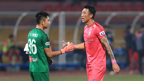 Chưa có được những ngoại binh chất lượng, Sài Gòn FC (phải) khó lòng vào Top 3 mùa 2021	Ảnh: Minh Tuấn