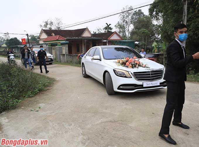 Xe hơi sang trọng mà Công Phượng lái đưa Viên Minh về nhà của mình tại Đô Lương 