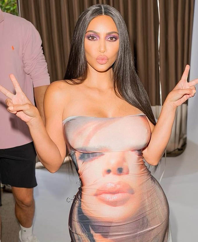 Kim Kardashian dùng vải in mặt mình quấn lên người tạo thành váy. Cô sử dụng kẹp tài liệu và tạo thành một bộ váy quây làm tôn lên thân hình "đồng hồ cát"