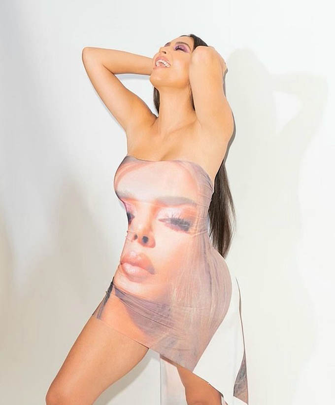 Theo báo chí Mỹ, Kim làm người mẫu ảnh trong buổi chụp hình quảng cáo sản phẩm trang điểm mới của cô. Bức ảnh mà Kim chụp lúc này đang nhận được gần 2 triệu lượt thích