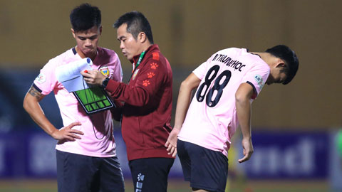 HLV Minh Đức căn dặn học trò trước một trận đấu tại V.League 2020 	Ảnh: Minh Tuấn