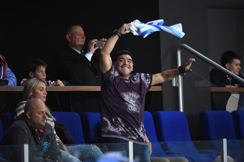 Maradona cổ vũ Argentina đánh bại Croatia  trong trận chung kết Davis Cup 2016