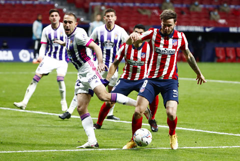 Atletico (phải) có chiến thắng dễ dàng trước Valladolid để vươn lên ngôi đầu 