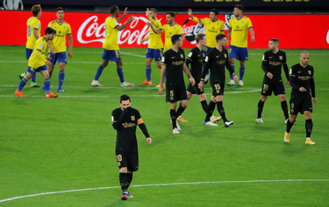 Nỗi buồn của các cầu thủ Barca (áo sẫm) sau trận thua Cadiz