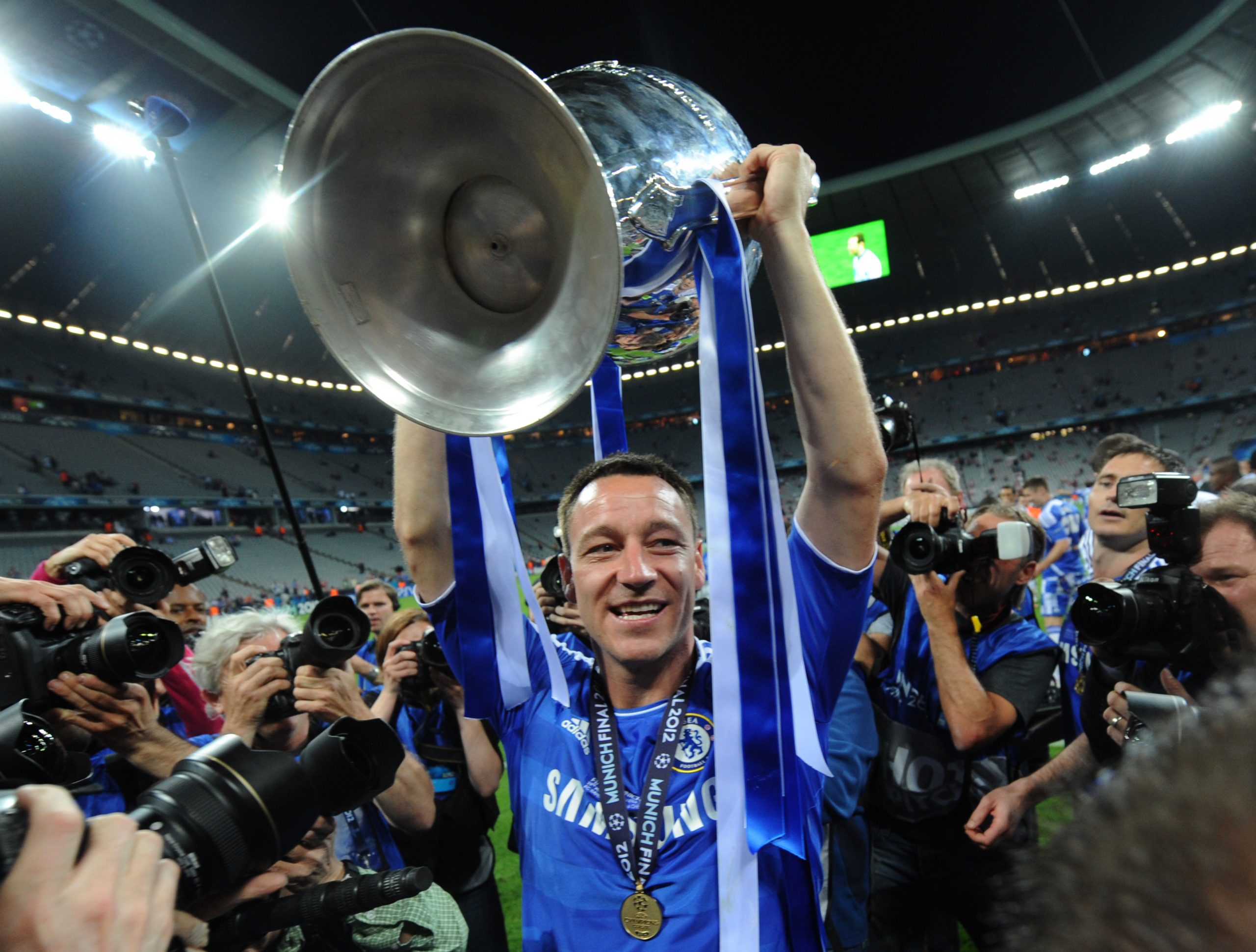Terry cũng là người nâng cao Cúp Bạc Champions League đầu tiên của CLB năm 2012