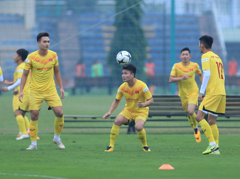 Các cầu thủ Việt Nam miệt mài tập luyện dưới sự quan sát kỹ càng của BHL	Ảnh: Đức Cường