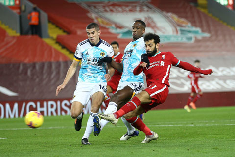 Salah (áo sẫm) đã ghi 1 bàn và kiến tạo 1 bàn khác giúp Liverpool vùi dập Wolves rạng sáng qua