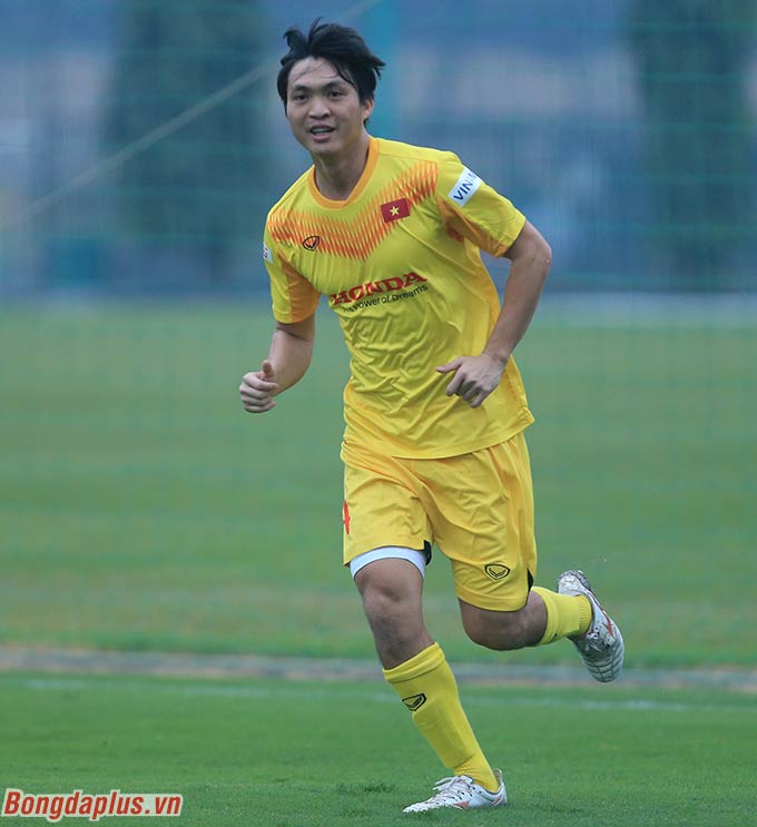 Một cầu thủ khác của HAGL là Nguyễn Tuấn Anh cũng đang chứng minh được vai trò của mình trong mắt thầy Park 
