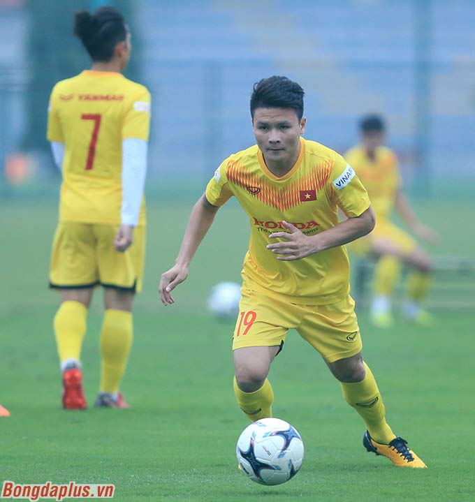 Tiền vệ đang chơi cho Hà Nội FC vẫn có những pha đi bóng nhanh nhẹn, khéo léo 