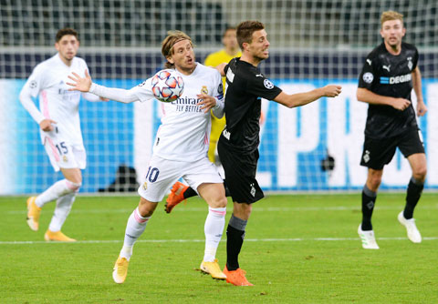 Modric (trái) và đồng đội sẽ vượt qua M’gladbach để giành vé đi tiếp