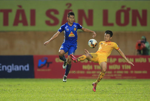 Quốc Chí (trái) vừa được mua về để tăng cường cho sức công phá của Sài Gòn FC		Ảnh: Minh Tuấn