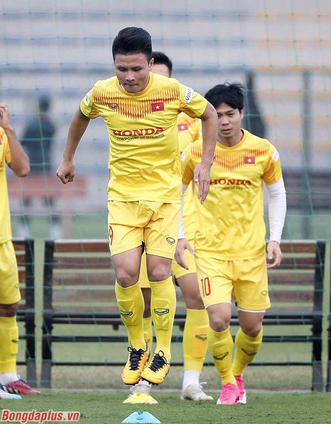 Tiền đạo Nguyễn Quang Hải, cầu thủ xuất sắc nhất tại thời điểm hiện tại dưới thời ông Park hăm hở tập luyện. Anh muốn khát khao chứng minh mình hơn nữa sau một năm 2020 nhiều biến cố 