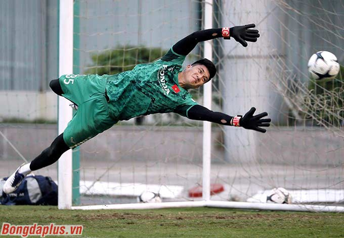Các thủ môn của đội tuyển Việt Nam cũng rèn giũa kỹ càng. Đây là cơ hội để cho Văn Hoàng, thủ môn chưa thể hiện được nhiều dưới thời thầy Park chứng minh khả năng 