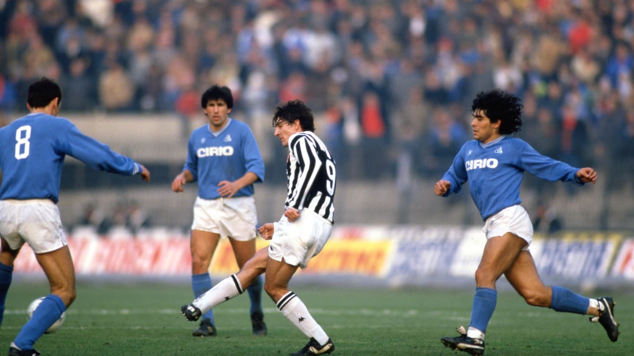 Nếu không từ chối Napoli và gia nhập Juventus, Rossi đã là đồng đội của Diego Maradona, người mất trước ông gần 2 tuần