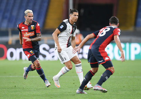Genoa (áo sẫm) luôn thi đấu rất vất vả mỗi khi gặp Juve dù ở đấu trường nào