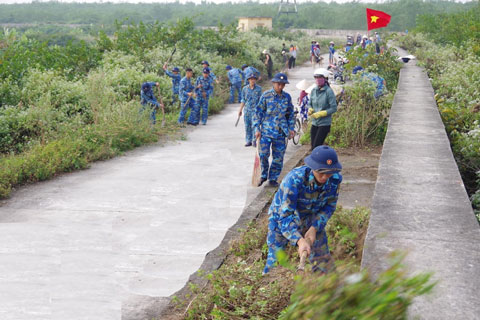 Cán bộ, chiến sĩ Lữ đoàn 147 cùng các lực lượng tham gia vệ sinh, củng cố tuyến đê Hà Nam, thị xã Quảng Yên