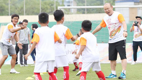HLV Park Hang Seo tham gia làm từ thiện
