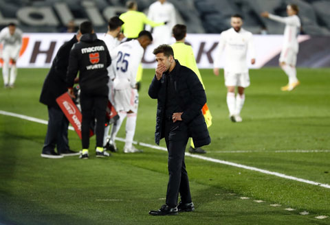HLV Simeone thất thần sau khi Atletico phải nhận bàn thua thứ 2 trên sân của Real Madrid
