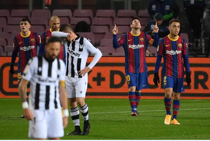 Messi ăn mừng bàn thắng vào lưới Levante