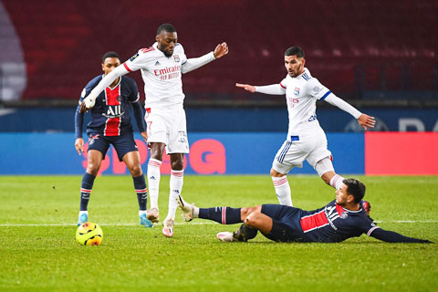 Gục ngã trước Lyon đã là trận thua thứ 6 của PSG (áo sẫm) trên các mặt trận mùa này