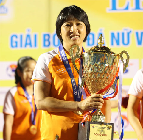HLV Đoàn Thị Kim Chi ăn mừng chức vô địch giải nữ VĐQG 2020 cùng TP.HCM I	Ảnh: QUỐC AN