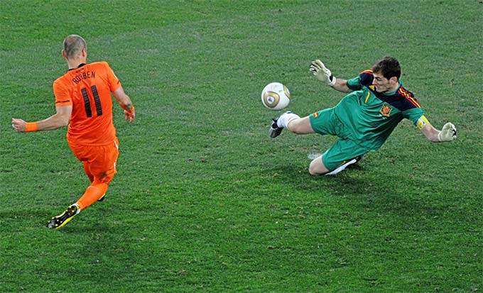 Casillas ngăn Robben ghi bàn trong trận chung kết World Cup 2010