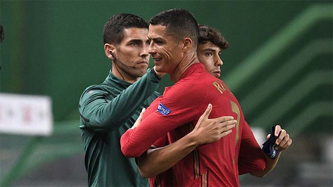 Cùng với Ali Daei (cựu tiền đạo ĐT Iran), Ronaldo là 1 trong 2 cầu thủ hiếm hoi ghi trên 100 bàn cho ĐTQG