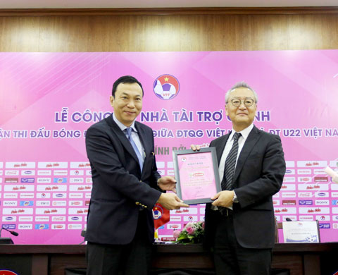 Phó Chủ tịch Thường trực VFF Trần Quốc Tuấn (trái) trao Bảng danh vị cho đại diện Nhà tài trợ - Công ty cổ phần Acecook Việt Nam 