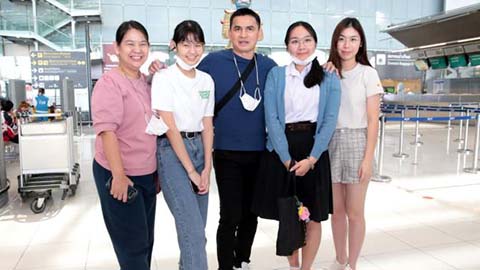 Kiatisak mất 22 tiếng để chờ chuyến bay sang Việt Nam