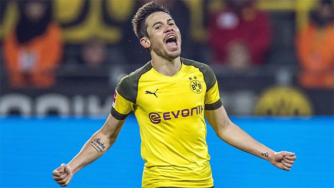 Raphael Guerreiro chơi được cả ở vị trí hậu vệ lẫn tiền vệ