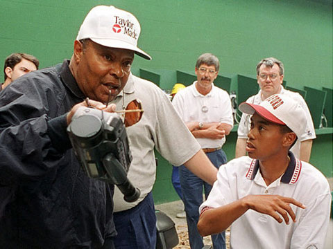 Ông Earl Woods đã biến Tiger Woods thành thần đồng từ khi còn nhỏ
