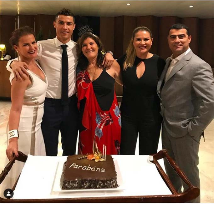 Gia đình của Ronaldo, 2 bà chị đứng 2 bên