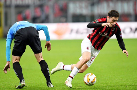 Với việc thiếu vắng Ibra, Milan (phải) có thể phải nhận thất bại trước chủ nhà Sassuolo có lối chơi rất khó chịu