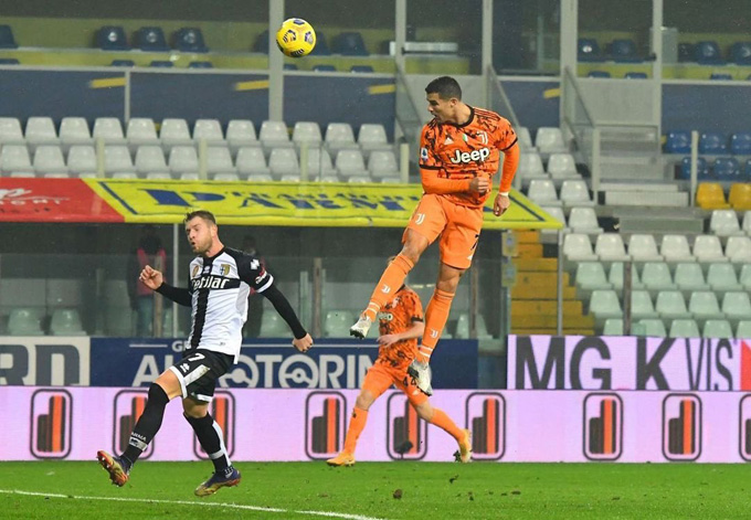Ronaldo thực hiện cú đánh đầu sở trường tung lưới Parma