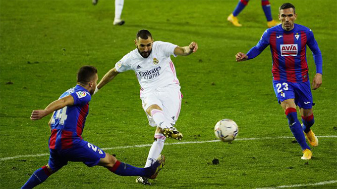 Benzema thi đấu chói sáng ở trận Eibar vs Real