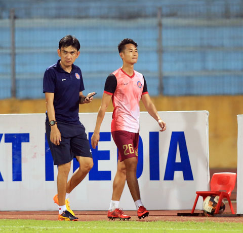 HLV Tuấn Phong (trái) khi còn làm trợ lý ở Sài Gòn FC - Ảnh: MINH TUẤN