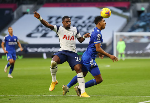 Phạm lỗi sơ đẳng, hậu vệ Aurier (áo sáng) khiến Tottenham chịu phạt đền trước Leicester trong trận đấu mới nhất