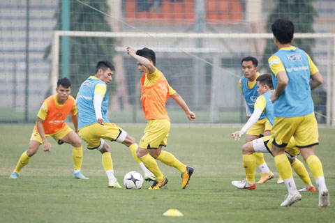 Quang Hải (giữa) và đồng đội đã sẵn sàng trình diễn thứ bóng đá tấn công trước các đàn em - Ảnh: Đức Cường