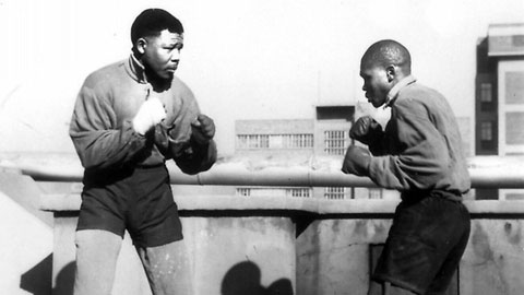 Hồi trẻ Nelson Mandela (trái) từng theo nghiệp boxing trước khi trở thành tổng thống Nam Phi