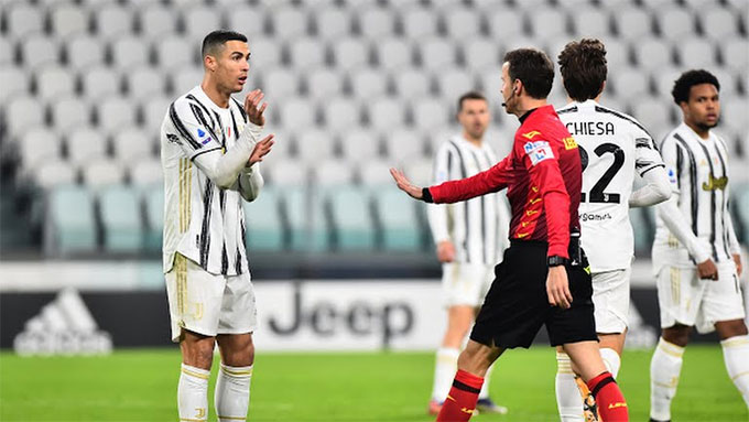 Ronaldo bất lực trong việc tìm đường vào khung thành Fiorentina