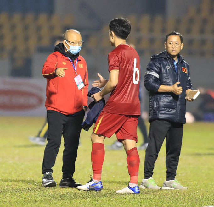 HLV Park khẳng định Văn Quyết sẽ phải cạnh tranh với những cầu thủ giỏi đá ở hàng tiền vệ - Ảnh: Phan Tùng 